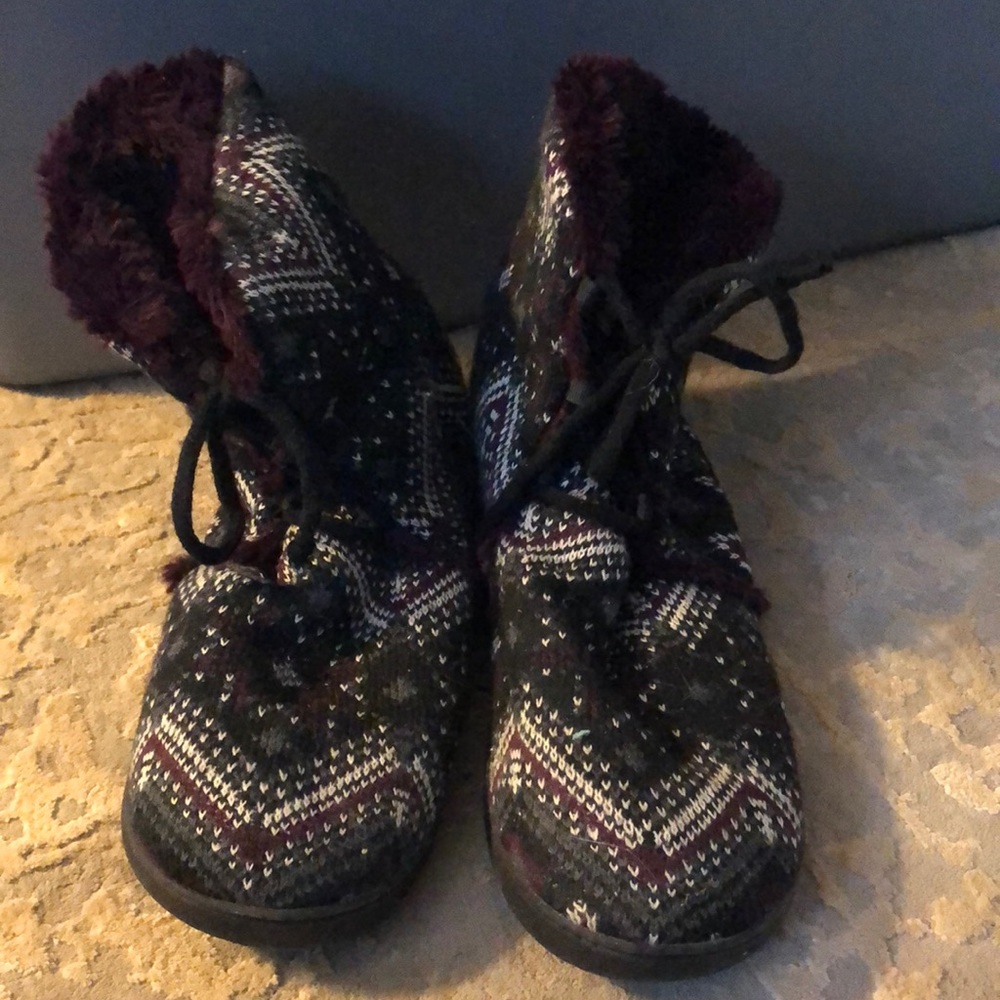 Purple patterned mukluk slippers size 11-12